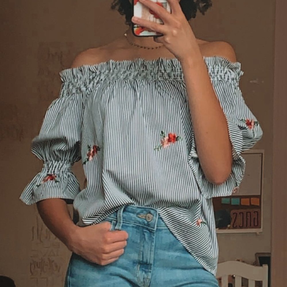 PERSONIFY SHOP- Off the Shoulder Black Striped Top